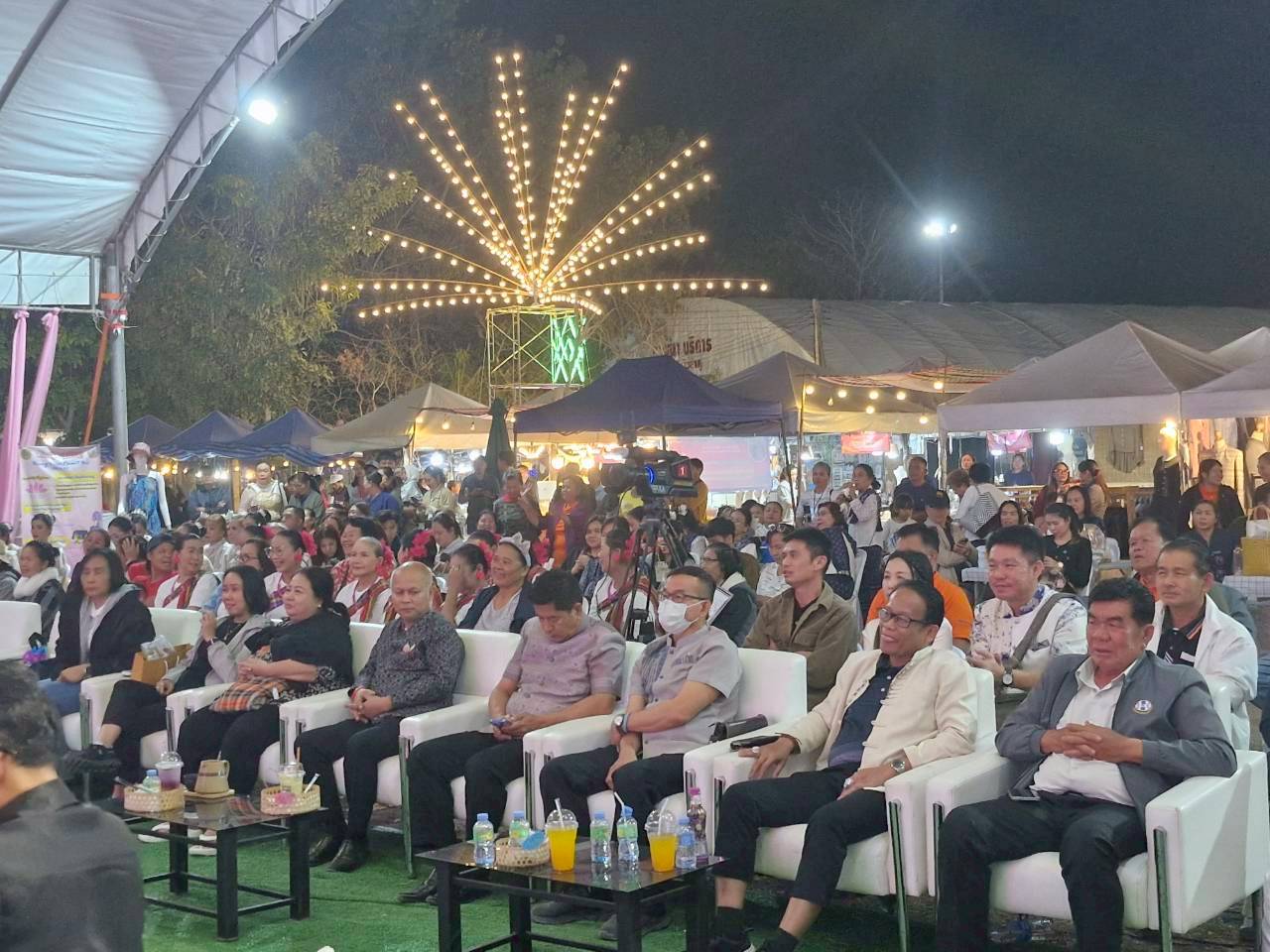 จังหวัดหนองบัวลำภู จัดประกวดร้องเพลงลูกทุ่งเครือข่ายกองทุนหมู่บ้านและผู้นำชุมชน ในงาน “แพรพรรณลุ่มภูสู่สากล 2026” มุ่งสร้างความสามัคคีและสืบสานอัตลักษณ์ท้องถิ่น