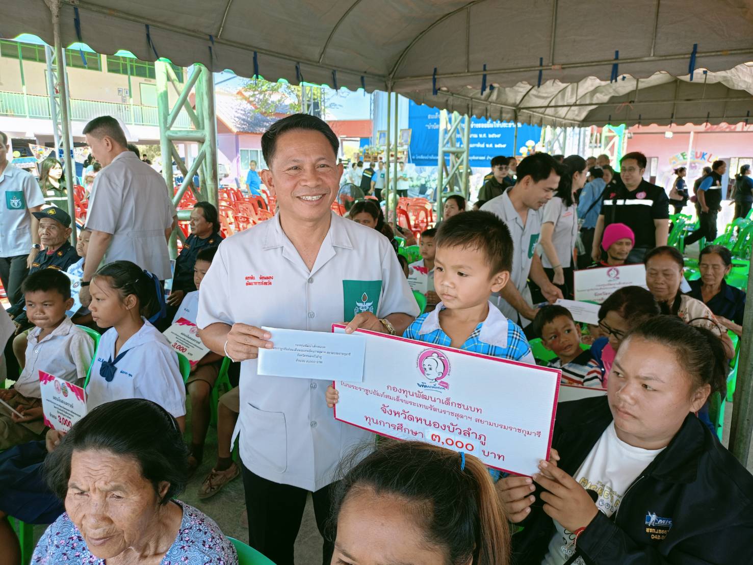 พช.หนองบัวลำภู มอบทุนการศึกษาจากกองทุนพัฒนาเด็กชนบทในพระราชูปถัมภ์ฯ ในกิจกรรมหน่วยแพทย์เคลื่อนที่ พอ.สว. และโครงการ “หน่วยบำบัดทุกข์ บำรุงสุข สร้างรอยยิ้มให้ประชาชน” ประจำปีงบประมาณ พ.ศ. 2569