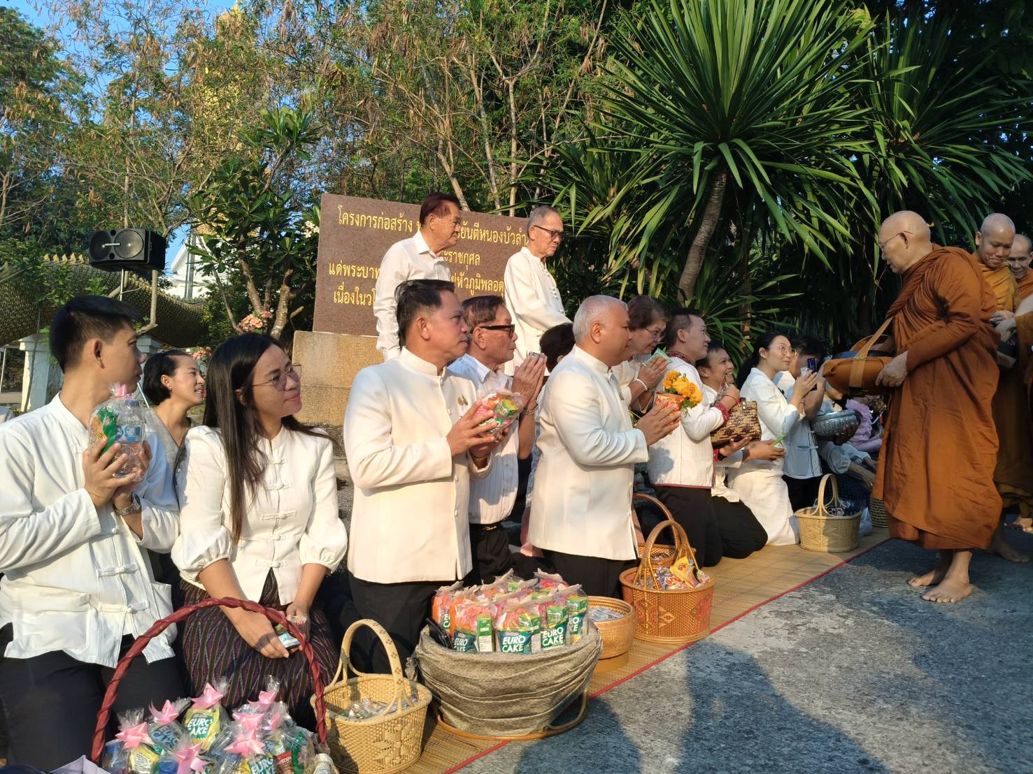 พช.หนองบัวลำภู ร่วมทำบุญตักบาตรวันธรรมสวนะ สรงน้ำพระ-รดน้ำขอพรผู้ว่าฯ สืบสานวิถีไทยต้อนรับสงกรานต์