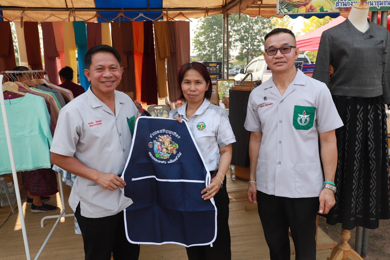 พช.หนองบัวลำภู มอบทุนการศึกษากองทุนพัฒนาเด็กชนบท ในพระราชูปถัมภ์สมเด็จพระเทพรัตนราชสุดา ฯ สยามบรมราชกุมารี ในการออกหน่วยแพทย์เคลื่อนที่ พอ.สว. และโครงการ “หน่วยบำบัดทุกข์ บำรุงสุข สร้างรอยยิ้มให้ประชาชน”