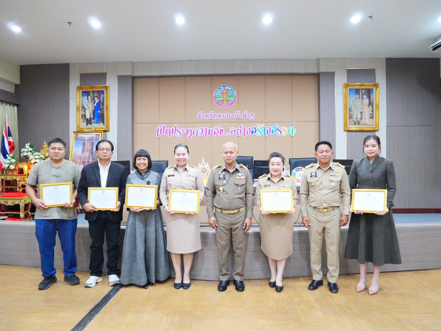 จังหวัดหนองบัวลำภู เชิดชูเกียรติเครือข่ายหนุนผ้าย้อมสีธรรมชาติจากใบฉนวน "ราชินีแห่งสีเทา" มุ่งยกระดับเศรษฐกิจฐานรากด้วยนวัตกรรมแฟชั่นท้องถิ่น