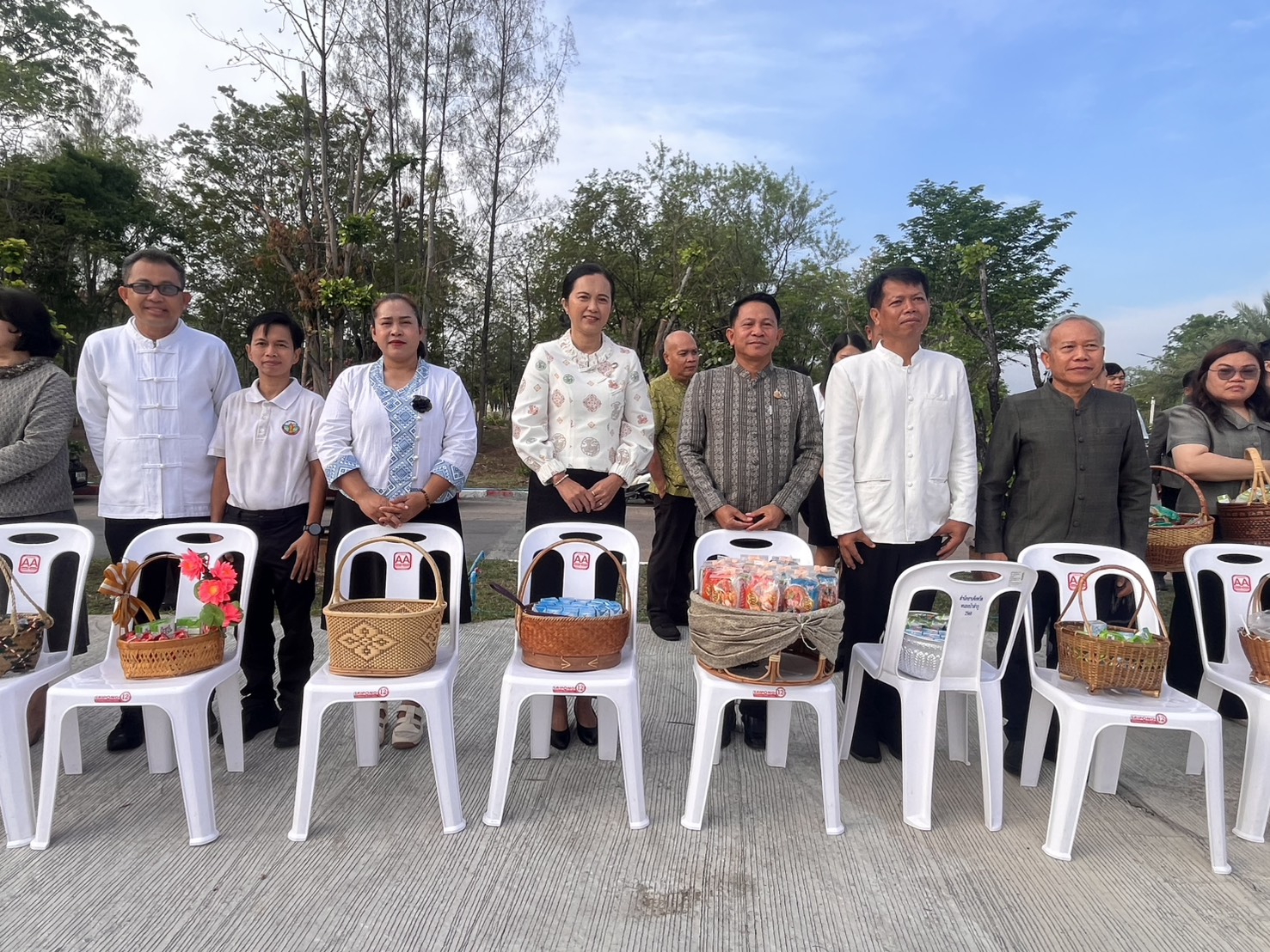 พช.หนองบัวลำภู   ร่วมกิจกรรม "ศุกร์เปี่ยมสุข วิถีธรรม วิถีหนองบัวลำภู" เสริมสิริมงคลและสร้างความสามัคคีทุกภาคส่วน