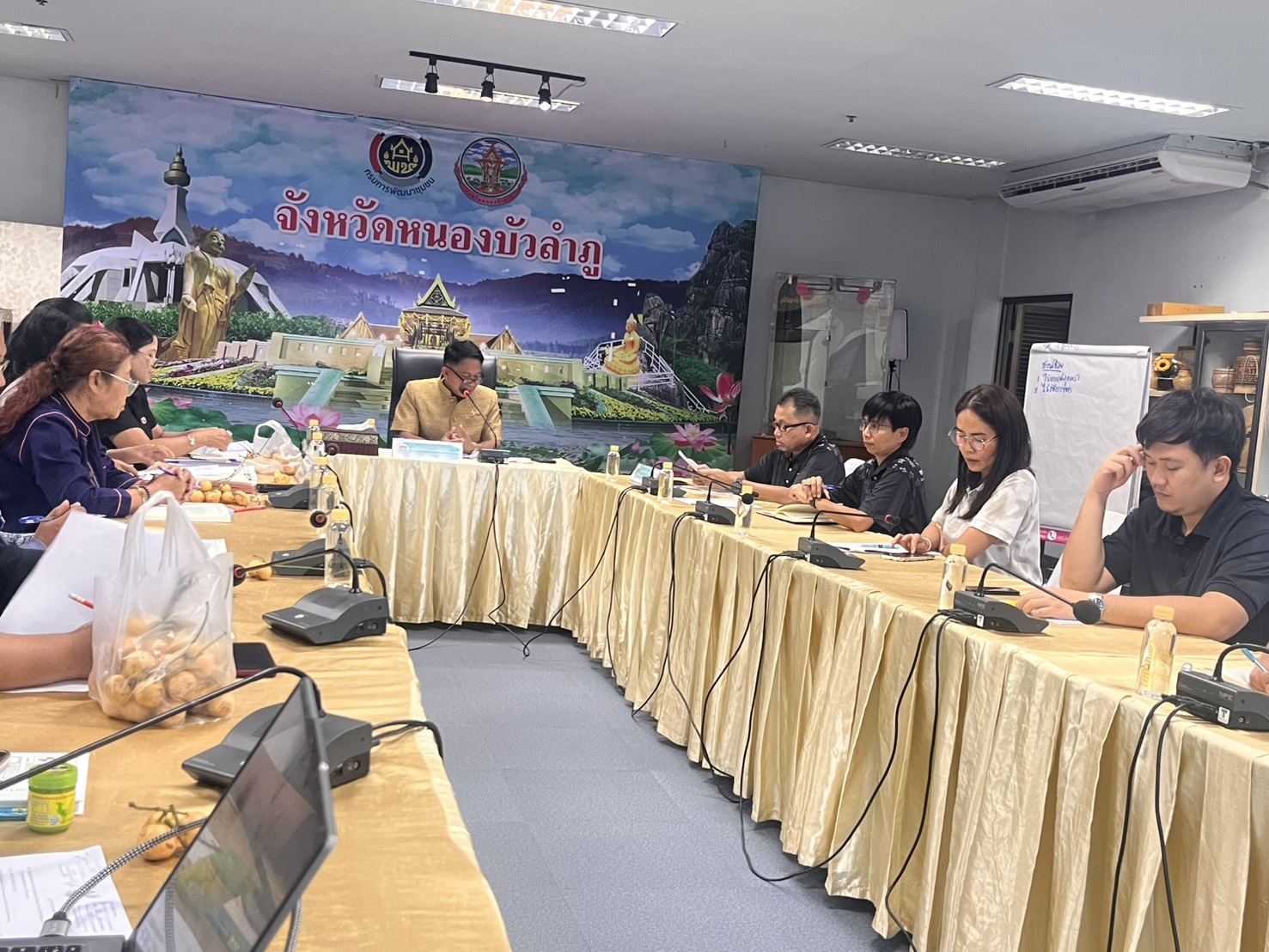 พช.หนองบัวลำภู ประชุมเตรียมความพร้อมโครงการสร้างการรับรู้ภูมิปัญญาผ้าไทยและผ้าลายพระราชทาน