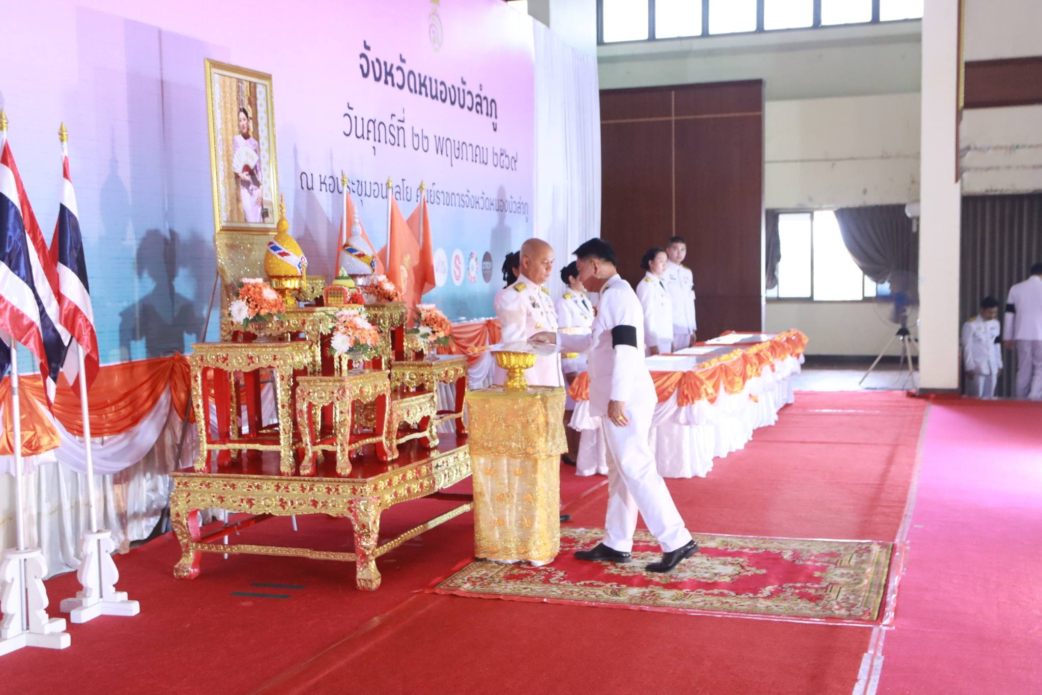 จังหวัดหนองบัวลำภู จัดพิธีมอบแบบลายผ้าพระราชทาน “ลายขอสมเด็จฯ - เจ้าฟ้าฯ” และ “ลายบุปผาบรมราชินีนาถ” มุ่งสืบสานพระปณิธาน ยกระดับภูมิปัญญาผ้าไทยสู่สากล