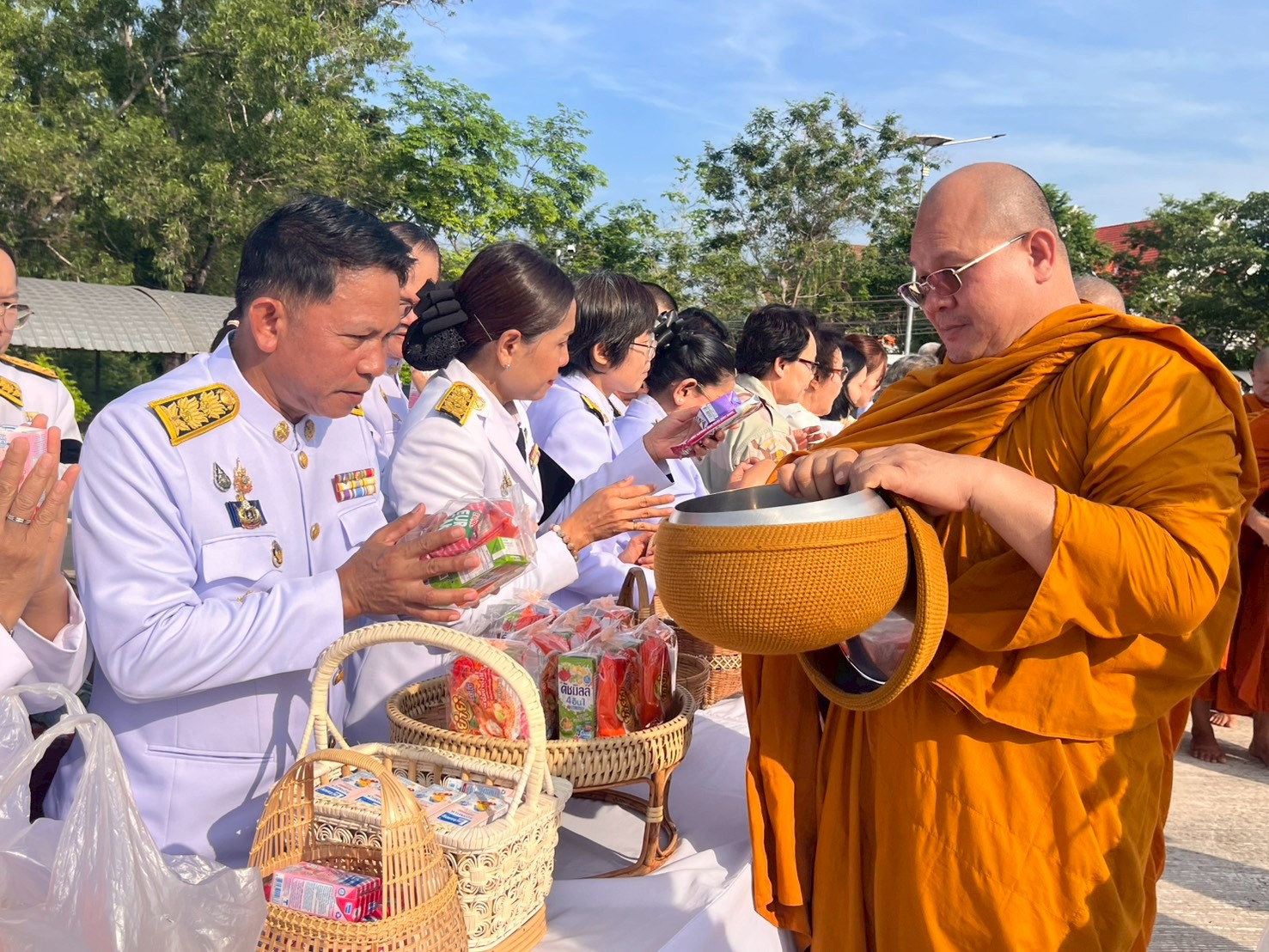 จังหวัดหนองบัวลำภู  จัดพิธีเจริญพระพุทธมนต์และทำบุญตักบาตร ถวายพระราชกุศลเฉลิมพระเกียรติ สมเด็จพระนางเจ้า ฯ พระบรมราชินี เนื่องในโอกาสพระราชพิธีมหามงคลเฉลิมพระชนมพรรษา ๔ รอบ