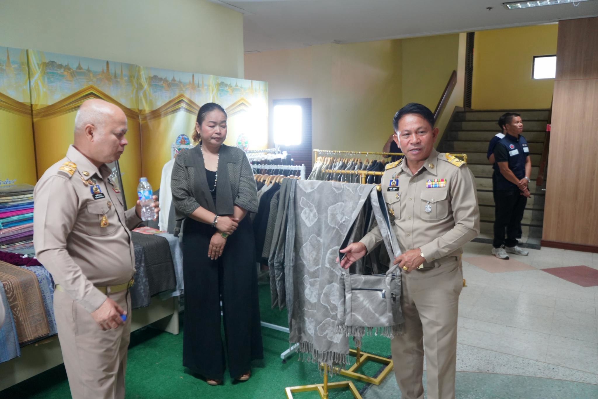 พช.หนองบัวลำภู รับมอบเกียรติบัตรผู้มีคุณูปการ ชูความสำเร็จขับเคลื่อนศูนย์การเรียนรู้นวัตวิถี "โคกหนองโดนโมเดล" สู่แหล่งเรียนรู้ต้นแบบ พร้อมหนุนผลิตภัณฑ์ชุมชนย้อมสีฉนวน