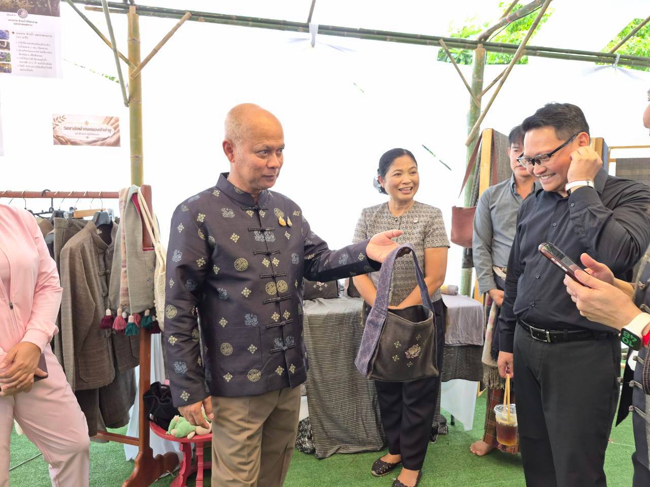 ผู้ว่าราชการจังหวัดหนองบัวลำภู เยี่ยมชมการจัดนิทรรศการ “ฉนวนลุ่มภู” และเวิร์กชอป “จ้ำคำ” มุ่งยกระดับมูลค่าผ้าพื้นถิ่น ในงานมหกรรมเกษตรมูลค่าสูงฯ