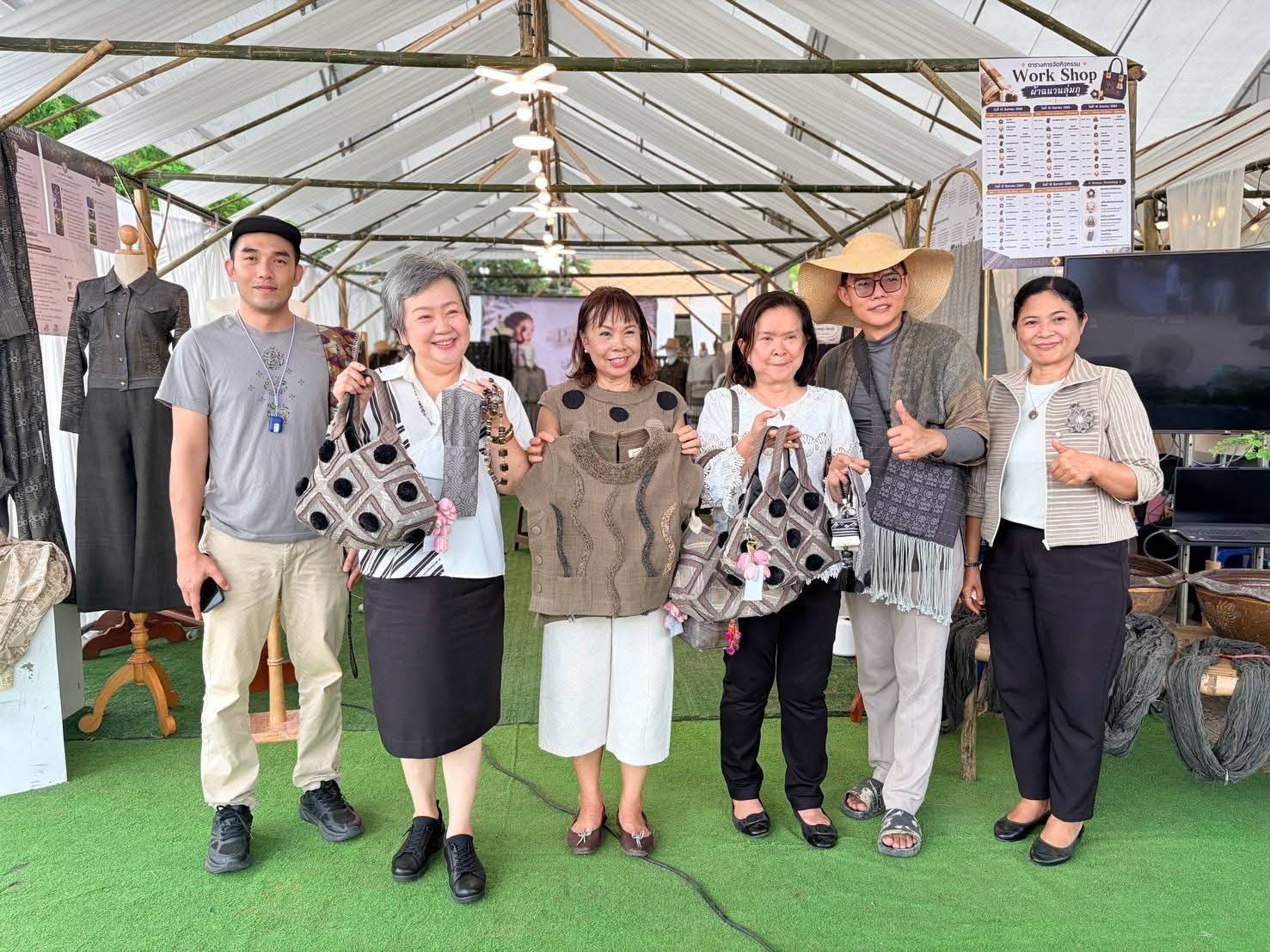 พช.หนองบัวลำภู โชว์ศักยภาพภูมิปัญญาท้องถิ่น จัดนิทรรศการ “ฉนวนลุ่มภู” และเวิร์กชอป “จ้ำคำ” มุ่งยกระดับมูลค่าผ้าพื้นถิ่น ในงานมหกรรมเกษตรมูลค่าสูงฯ