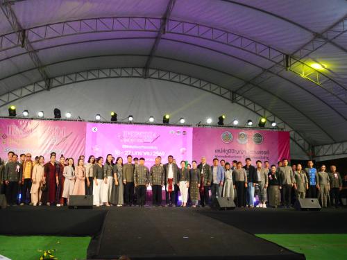 ตระการตา! หนองบัวลำภูจัดแฟชั่นโชว์กิตติมศักดิ์ ชูอัตลักษณ์ "ผ้าทอย้อมสีธรรมชาติจากต้นฉนวน" ในงานแพรพรรณลุ่มภูสู่สากล 2026 มุ่งยกระดับภูมิปัญญาไทยสู่สากล